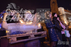 На львівському Євромайдані встановили льодову скульптуру "Я - крапля в океані" (ФОТО)