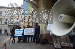 У Львові пікетували митницю за блокування гуманітарної допомоги Майдану (ФОТО)