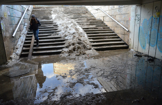 у Львові затопило підземні переходи