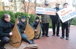 У Львові незрячі бандуристи вимагали від казначейства виплатити їм зарплату
