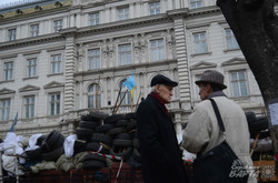 Львівську ОДА розблокували, але барикади залишаються