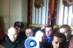 Івано-Франківськ  атакує  свій  "Беркут" та  СБУ. Місцеві депутати вирушили до столиці