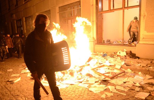 У Львові розпочались масові заворушення: люди захоплюють райвідділи і палять прокуратуру