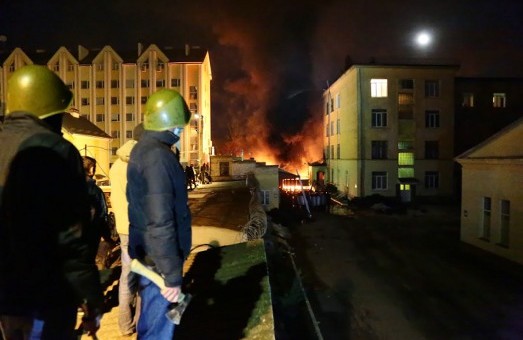 Львівські активісти вночі захопили головні адміністративні будівлі міста. Силовики не опирались