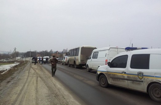 У м. Збараж блокують “Беркут”, який намагається прорватися до Тернополя