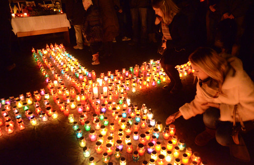 У Львові запалили лампадки, прощаючись зі загиблими героями Майдану