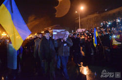 Львівський Євромайдан зустрів труни із загиблими у Києві під вигуки «Герої не вмирають!»