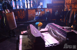 Львівський Євромайдан зустрів труни із загиблими у Києві під вигуки «Герої не вмирають!»