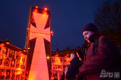На Молитовний Майдан львів’яни масово несуть свічки і квіти (ФОТО)