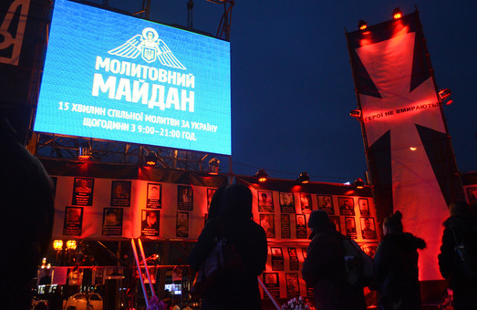 На Молитовний Майдан львів’яни масово несуть свічки і квіти (ФОТО)