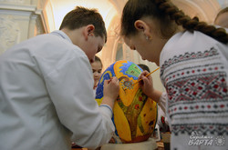 У Львові школярі розмалювали півметрову писанку (ФОТО)