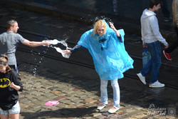 Обливний понеділок у Львові перетворився на водяні бої (ФОТО)