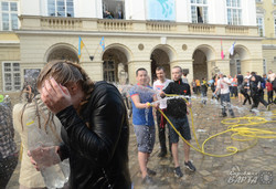 Обливний понеділок у Львові перетворився на водяні бої (ФОТО)
