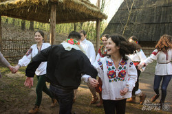 У Шевченківському гаю пройшли великодні гаївки з танцями та забавами (ФОТО)