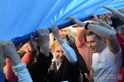 Під вигуки «Схід і Захід разом» у Львові розгорнули найбільший прапор України (ФОТО)