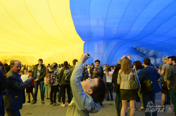 Під вигуки «Схід і Захід разом» у Львові розгорнули найбільший прапор України (ФОТО)