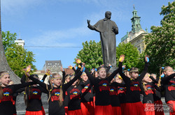 У Львові діти провели флешмоб «Не здолати Україну ворогам ніколи» (ФОТО)