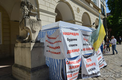 Стоматологи розпочали голодування під кабінетом мера Львова (ФОТО)