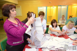Як на виборчих дільницях Львова рахують голоси (ФОТО)