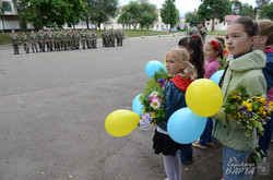 Прикордонників, які повернулися зі Сходу на Львівщині діти зустрічали з квітами (ФОТО)