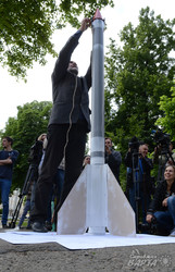 Львів’яни «запустили» в бік Порошенка попереджувальну ракету (ФОТО)