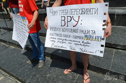 Львів’яни подарували депутатам шпаргалки з підказками як розпустити Верховну Раду (ФОТО)