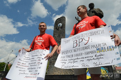 Львів’яни подарували депутатам шпаргалки з підказками як розпустити Верховну Раду (ФОТО)