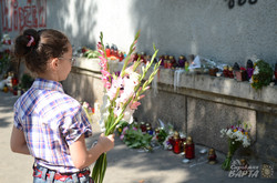 Під консульство Нідерландів у Львові люди несуть квіти і дитячі іграшки (ФОТО)
