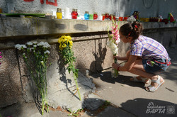 Під консульство Нідерландів у Львові люди несуть квіти і дитячі іграшки (ФОТО)