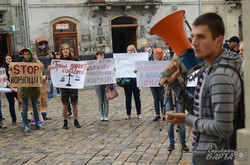 Вимагаючи припинити незаконні забудови львьвів’яни штурмували міськраду (ФОТО, ВІДЕО)