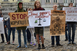 Вимагаючи припинити незаконні забудови львьвів’яни штурмували міськраду (ФОТО, ВІДЕО)