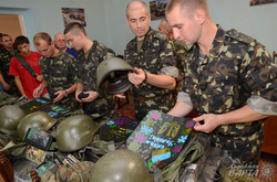 У Львові діти розмалювали бронежилети для українських військових в АТО (ФОТО)