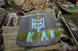 У Львові діти розмалювали бронежилети для українських військових в АТО (ФОТО)