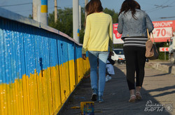 Міст на Сихові розфарбували у синьо-жовті та червоно-чорні кольори (ФОТО)