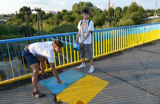Міст на Сихові розфарбували у синьо-жовті та червоно-чорні кольори (ФОТО)