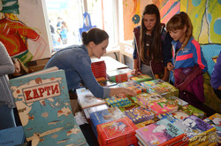 У Львові влаштували Гаражний розпродаж книг на підтримку української армії (ФОТО)