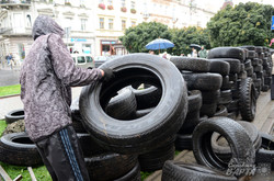 Через трамвайну аферу у Львові ледь не побилися під прокуратурою (ФОТО, ВІДЕО)