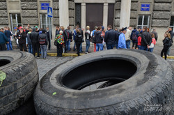Через трамвайну аферу у Львові ледь не побилися під прокуратурою (ФОТО, ВІДЕО)
