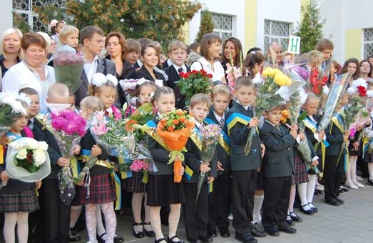 У Львові на Свято першого дзвоника просять не дарувати вчителям квітів