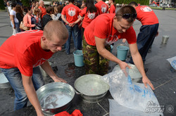 До «Ice Bucket Challenge» долучили Тимошенко, Тягнибока та Луценка (ФОТО)