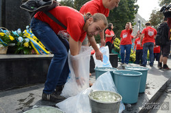 До «Ice Bucket Challenge» долучили Тимошенко, Тягнибока та Луценка (ФОТО)