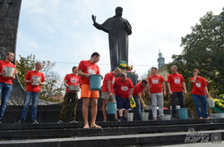 До «Ice Bucket Challenge» долучили Тимошенко, Тягнибока та Луценка (ФОТО)