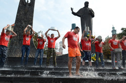 До «Ice Bucket Challenge» долучили Тимошенко, Тягнибока та Луценка (ФОТО)