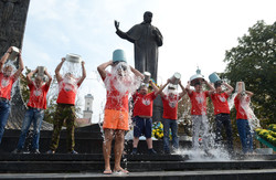 До «Ice Bucket Challenge» долучили Тимошенко, Тягнибока та Луценка (ФОТО)