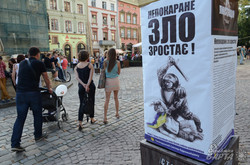 У Львові перед мерією встановили «стовп ганьби» (ФОТО)