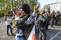 Бійців Нацгвардії, які повернулись з АТО, у Львові зустрічали вигуками «Герої!» (ФОТО)