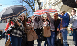 Львів’яни з парасольками виступили за мир (ФОТО)
