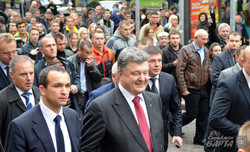 У Львові Порошенко гуляв містом і обіцяв люстрацію (ФОТО)