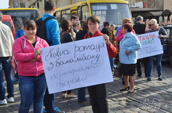 Родичі бійців 3-го батальйону тероборони перекрили центр Львова (ФОТО)