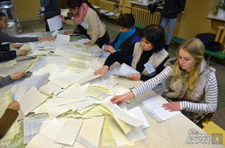 Підрахунок голосів на виборчих дільницях Львова (ФОТО)